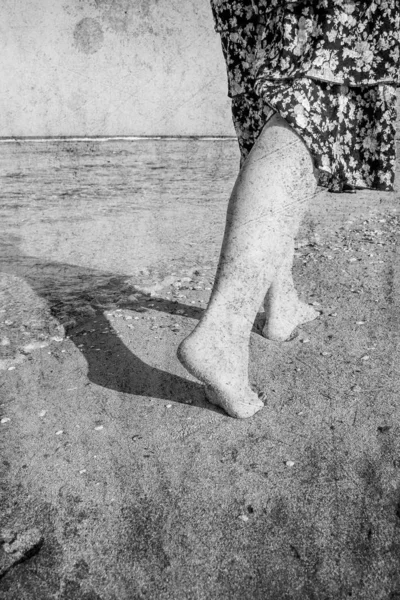 Fotografie veche de urme frumoase cu picioare pe fundalul — Fotografie, imagine de stoc