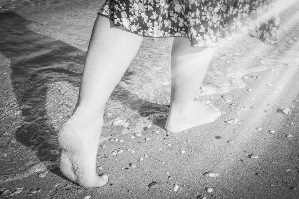 Belos traços com os pés no fundo da natureza do mar — Fotografia de Stock