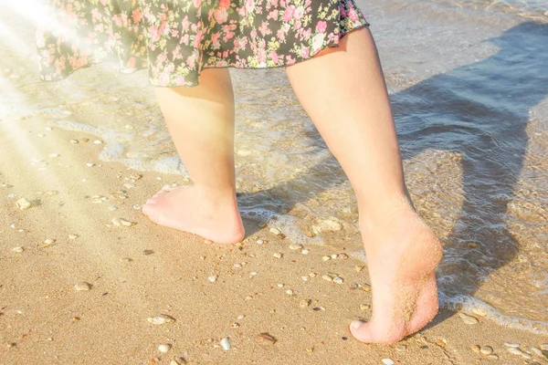 Mooie sporen met voeten op zee natuur achtergrond — Stockfoto