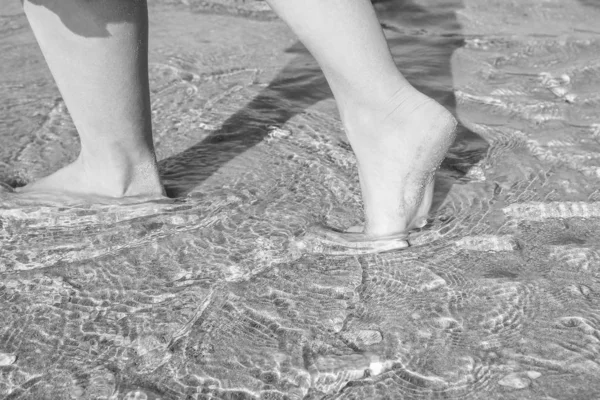 Hermosas huellas con los pies en el fondo de la naturaleza marina —  Fotos de Stock