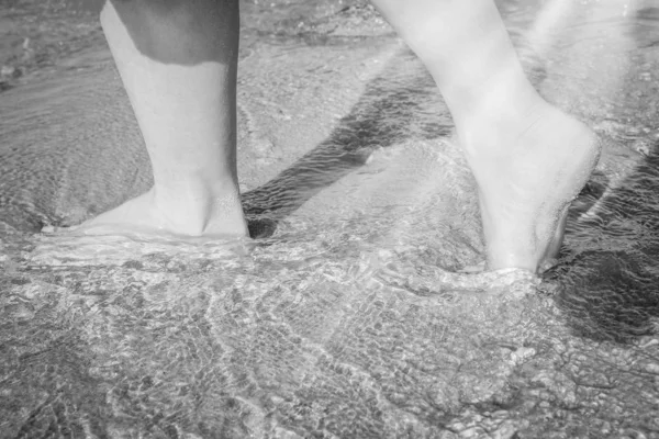 Belle tracce con i piedi sullo sfondo della natura marina — Foto Stock
