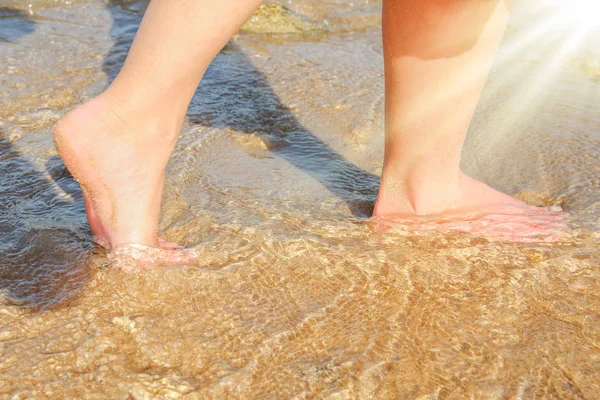 Belles traces avec pieds sur fond de mer nature — Photo