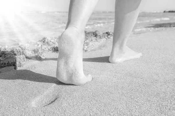Piękne ślady z nogami na tle morskiej przyrody — Zdjęcie stockowe