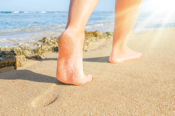 Belos traços com os pés no fundo da natureza do mar — Fotografia de Stock