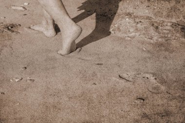 Arka planda ayakları ile güzel izleri eski fotoğraf