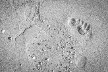 Kum denizinin arka planında güzel ayak izleri.