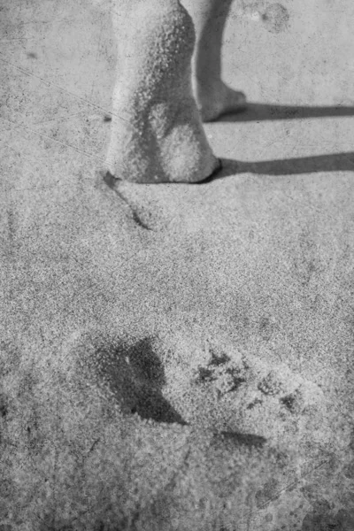 Altes Foto von schönen Spuren mit Füßen auf dem Hintergrund der — Stockfoto