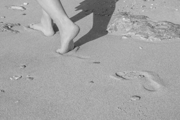 Belles traces avec pieds sur fond de mer nature — Photo