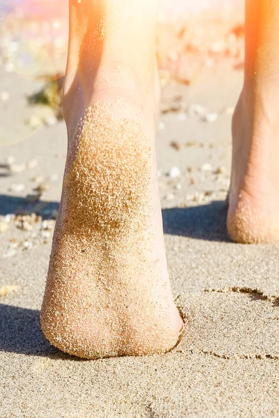 Belos traços com os pés no fundo da natureza do mar — Fotografia de Stock