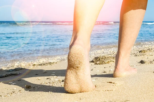 Belos traços com os pés no fundo da natureza do mar — Fotografia de Stock