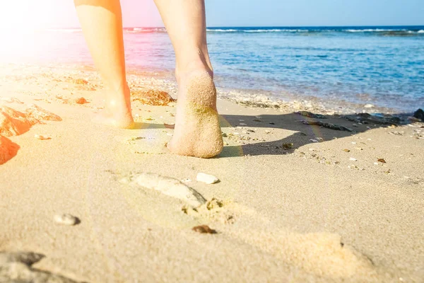 Beautiful traces with feet on sea nature background — Stock Photo, Image