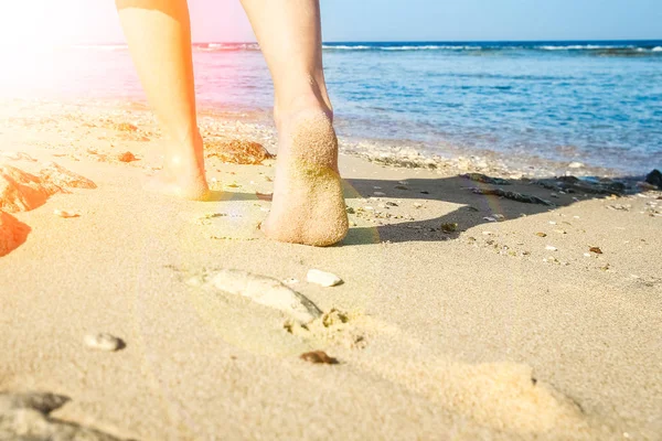 Belos traços com os pés no fundo da natureza do mar — Fotografia de Stock