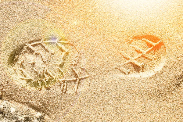 Piękne ślady stóp w piasku morze natura tło — Zdjęcie stockowe