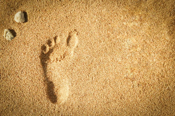 Όμορφες πατημασιές στην άμμο θάλασσα φόντο της φύσης — Φωτογραφία Αρχείου