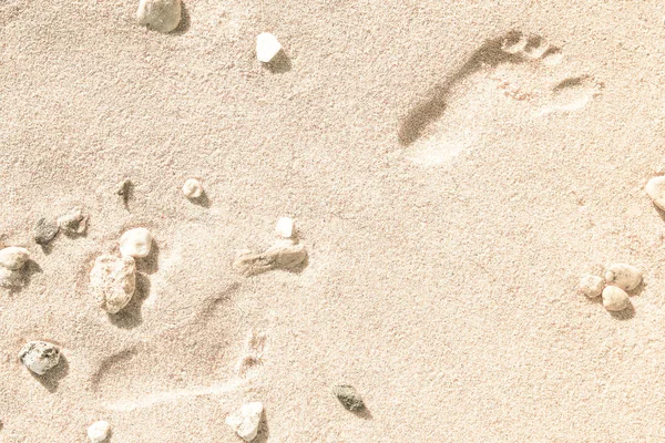 Krásné stopy v písku moře příroda pozadí — Stock fotografie