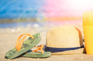 Deniz backgrou yakın kum üzerinde şık güzel şapka terlik