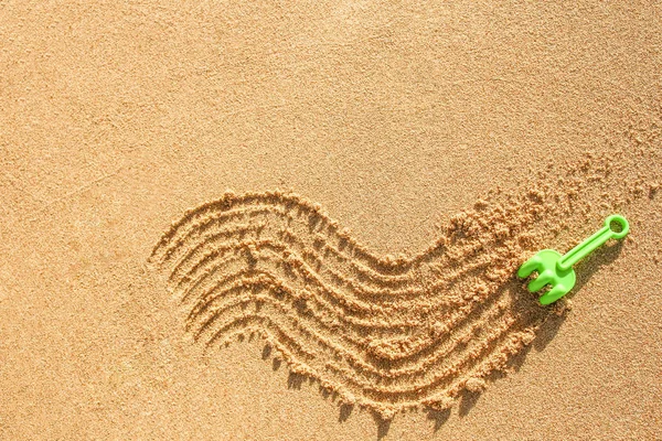 Bellissimo disegno sulla sabbia dello sfondo del mare — Foto Stock