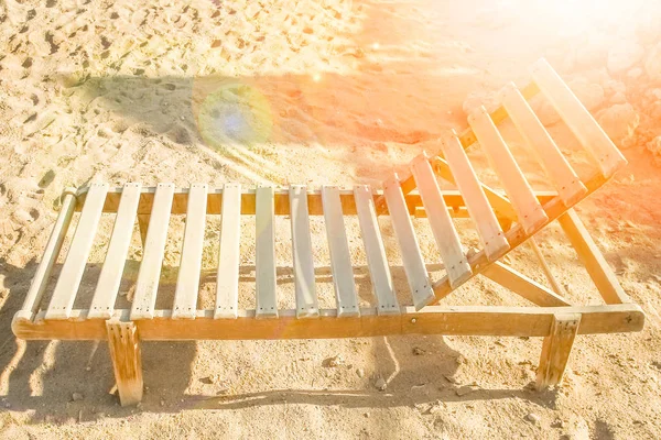 Belle chaise longue sur le sable près du fond de la mer — Photo