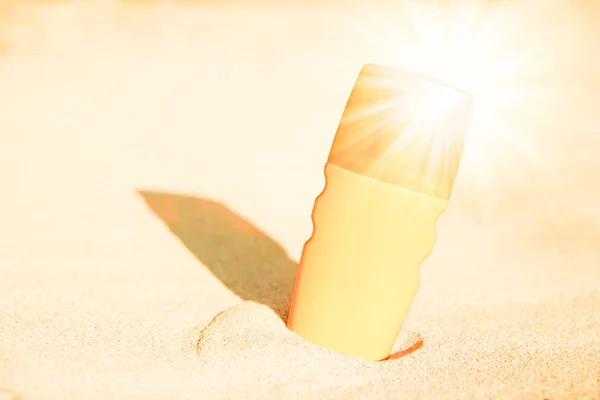 Stilvolle schöne Hut Hausschuhe auf dem Sand in der Nähe des Meeres backgrou — Stockfoto