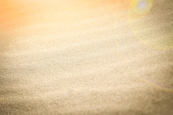 Schöner Sand am Meer vor Naturkulisse — Stockfoto