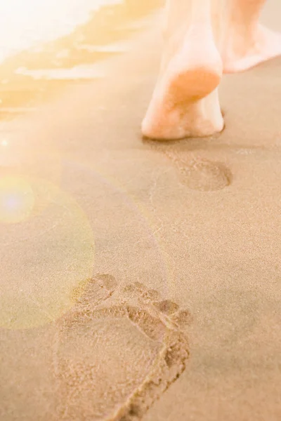 Hermosas huellas con los pies en el fondo de la naturaleza marina —  Fotos de Stock