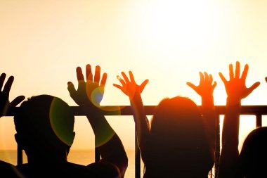 Mutlu bir aile deniz siluetinin şafağında