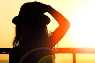 Deniz arka planda şapka siluetmutlu çocuk