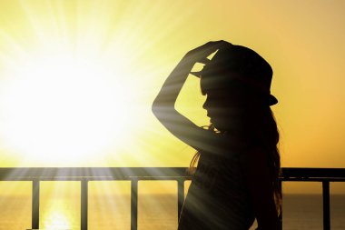 Deniz arka planda şapka siluetmutlu çocuk