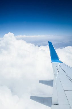 gökyüzü backgroun doğada bir uçak ile dünya ve bulutlar