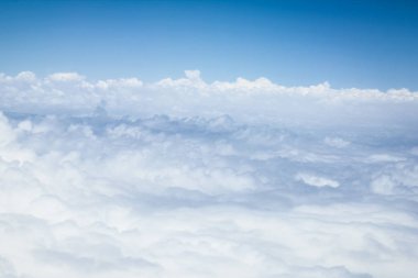 gökyüzü backgroun doğada bir uçak ile dünya ve bulutlar