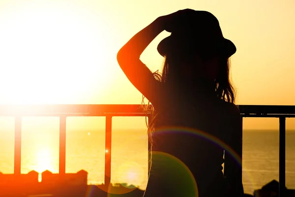 Felice bambino in silhouette cappello sul fondo del mare — Foto Stock