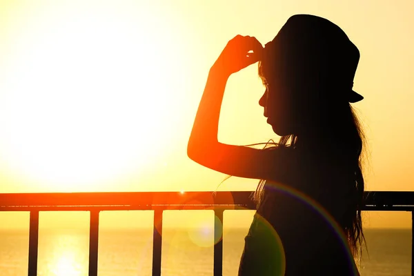 Happy Child i hatt Silhouette på havet bakgrund — Stockfoto