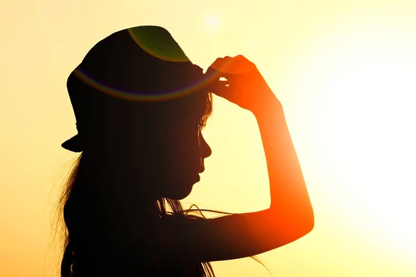 Enfant heureux en silhouette chapeau sur fond de mer — Photo