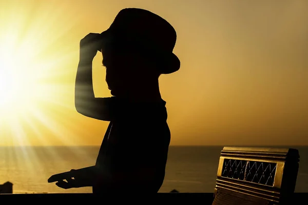 Enfant heureux en silhouette chapeau sur fond de mer — Photo