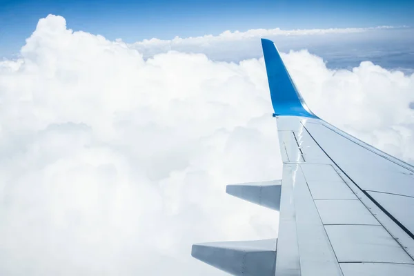 Jord och moln med ett flygplan på naturen i skybackgroun — Stockfoto