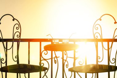 Deniz kıyısındaki sandalyelerin çok güzel bir silueti.