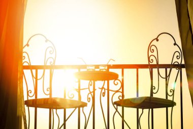 Deniz kıyısındaki sandalyelerin çok güzel bir silueti.