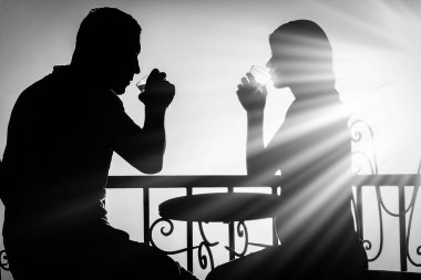 Bir yarık bac denize yakın doğada güzel çift siluet