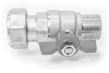 Beyaz arka planda güzel bir su musluğu