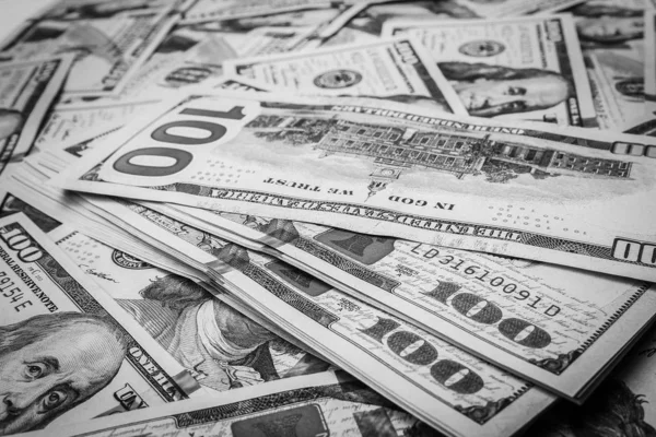 ホワイト・バックグラウンドでのビジネスドルのお金 — ストック写真