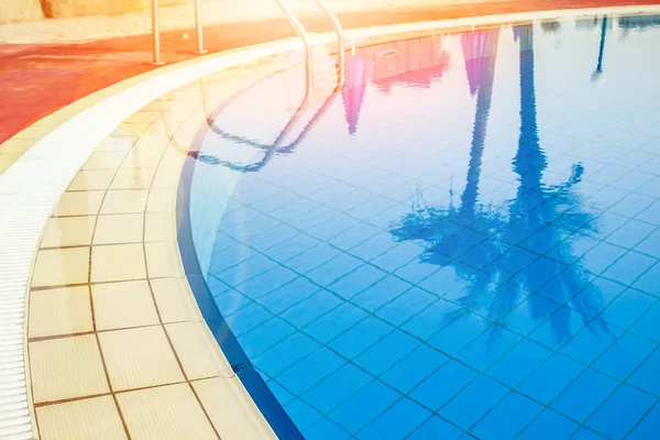 Bella piscina con gradini vicino al mare sullo sfondo della natura — Foto Stock