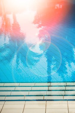 Deniz kenarına basamakları olan güzel bir havuz.