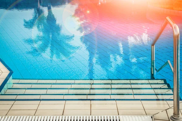 Belle piscine avec marches près de la mer sur fond de nature — Photo