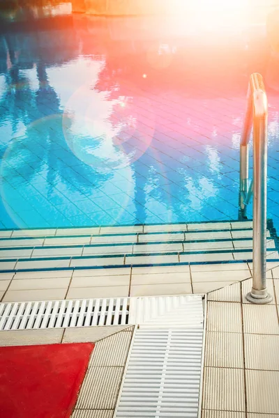 Belle piscine avec marches près de la mer sur fond de nature — Photo