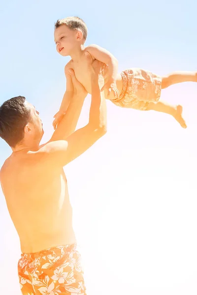 Parent heureux avec enfant jouant sur fond de mer — Photo