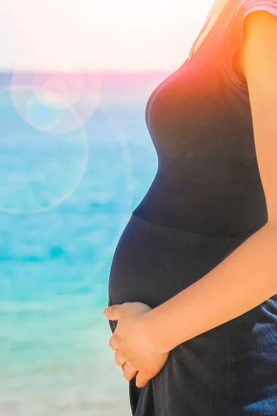 Beautiful pregnant girl at sea background — Stock Photo, Image