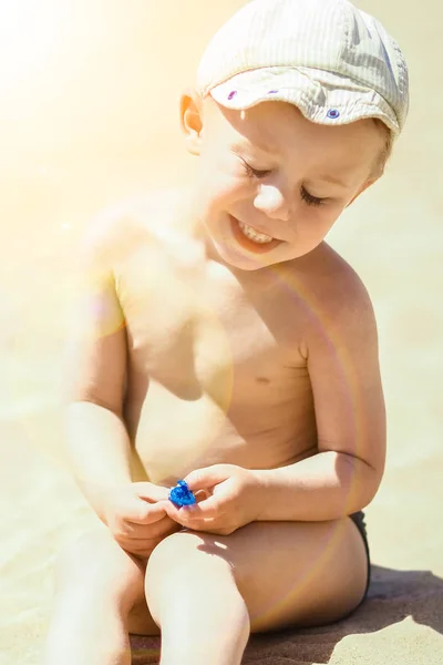 Mutlu çocuk deniz arka plan üzerinde oynarken — Stok fotoğraf