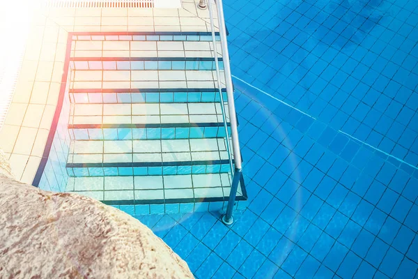 Όμορφη πισίνα με σκαλοπάτια κοντά στη θάλασσα στο φόντο της φύσης — Φωτογραφία Αρχείου