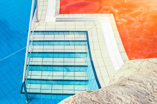 Bela piscina com passos perto do mar no fundo da natureza — Fotografia de Stock