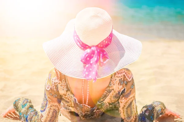 海の背景に帽子で美しい妊娠中の女の子 — ストック写真
